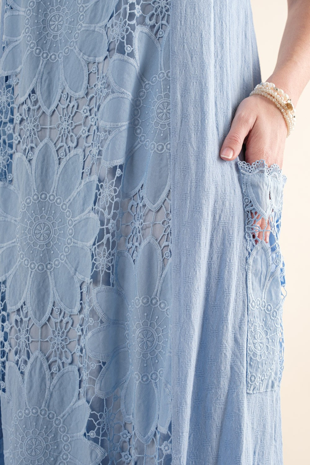 SLEEVELESS LACE DRESS