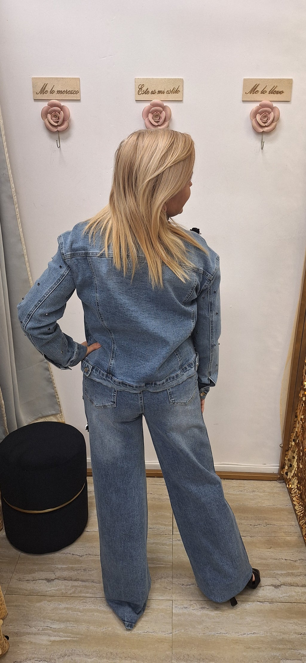 SET DENIM CON FLORES NEGRAS
