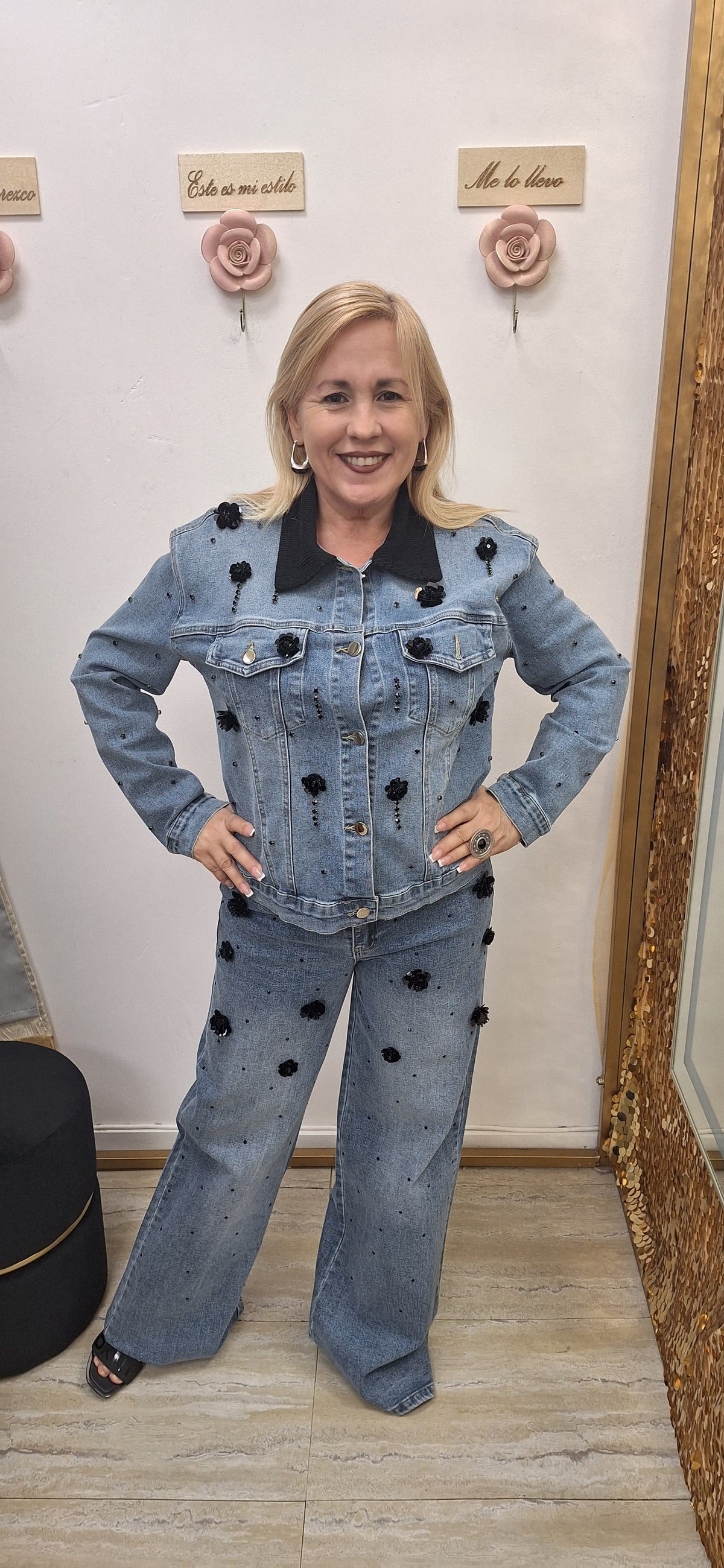 SET DENIM CON FLORES NEGRAS